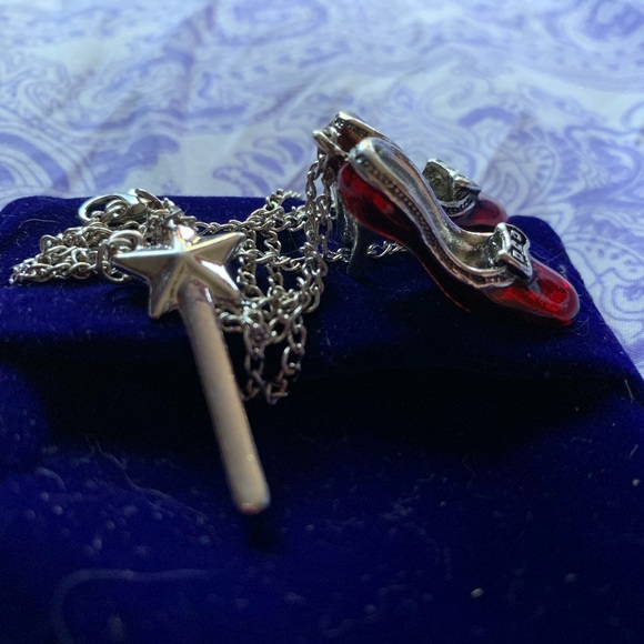 New Dorothy’s Ruby Slipper Necklace - Picture 4 of 4